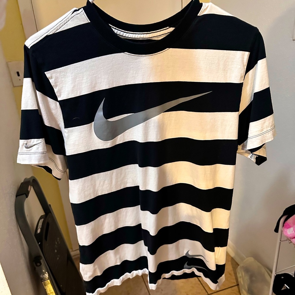 NIKE TEES SIZE S/M